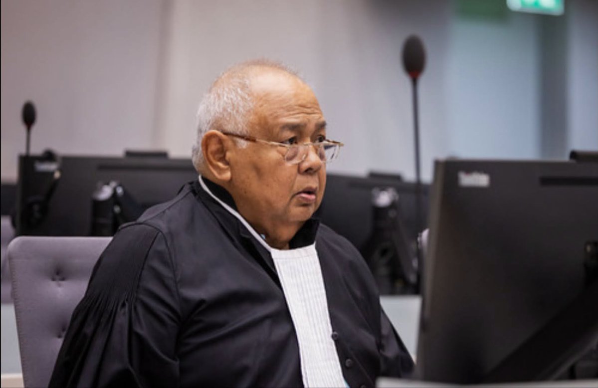 missjilliam's tweet photo. Kasama ni Atty. Medialdea si PRRD nang kunin siya sa The Hague, panganib man sa sarili niyang kalusugan. Nanatili siya kahit alam niyang napakahirap ito. Muli siyang tumatayo sa tabi niya sa ICC. TY po sa katapatan, tapang at presensya, higit pa sa kayang ipahayag ng mga salita. https://t.co/lskUBKIVXO