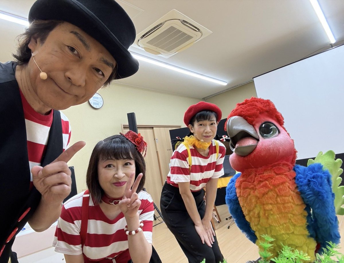 yy9144's tweet photo. 今日は旅公演2日目❗️埼玉県のまなびくら新座保育園さん❗️昨年に続き、ありがとうございます😊ご両親と祖父母も交えての大所帯での公演⭐️前回同様に声帯を壊すほどの園児たちの盛り上がり💦負け事と、これ以上マイクボリュームを上げるとハウリングしちゃいます💦素敵な園長と盛り上がり楽しかったぁ❤️ https://t.co/Xsh5pUU1za