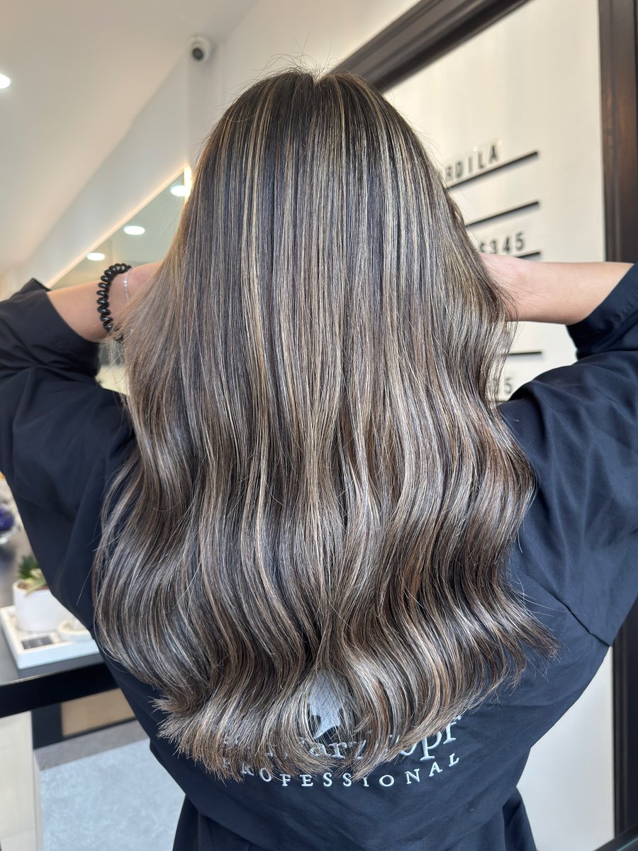DorlaCookirgtz's tweet photo. ✨There’s nothing like a fresh color transformation to bring your hair and vibe back to life! 🤍 Ready for your own hair glow-up? Book your appointment today and let’s create your dream look! • https://t.co/HMwLbeIrys