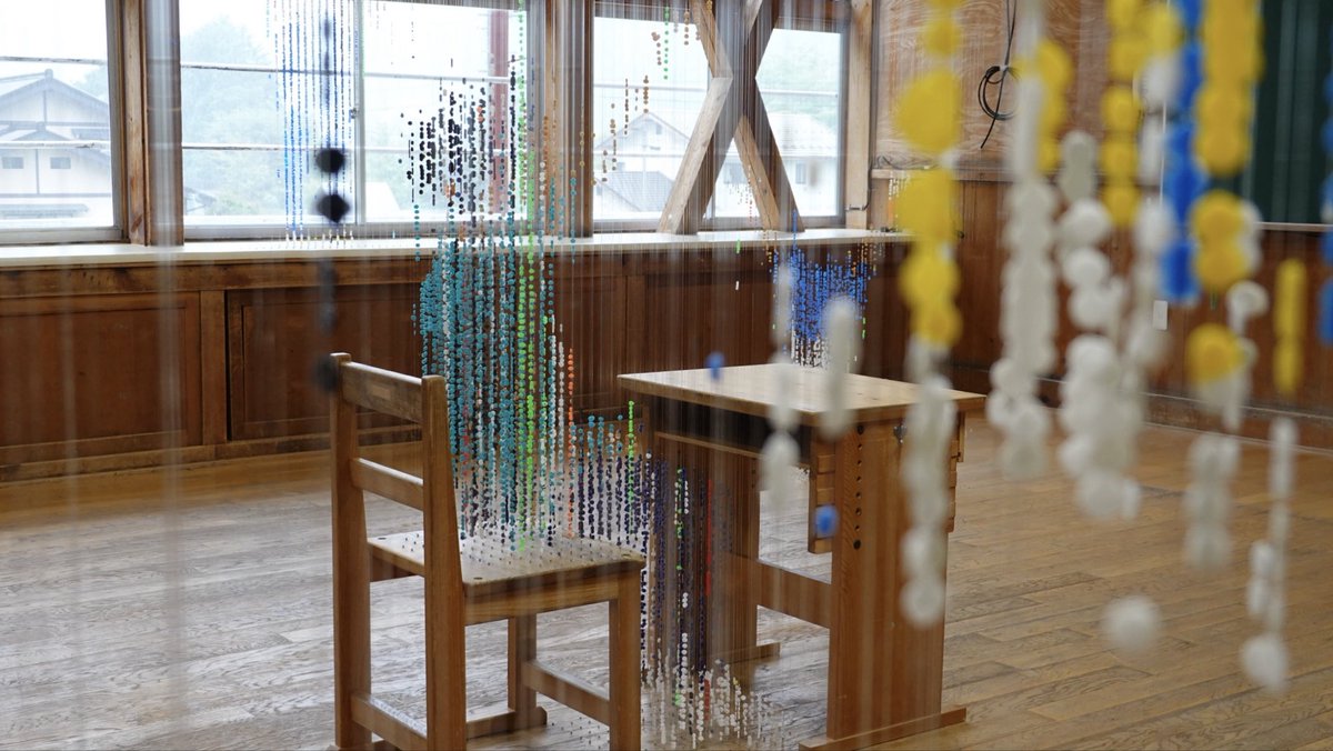 happybirth000's tweet photo. 「下呂ART DISCOVERY 2026」に参加しています！廃校になった旧湯屋小学校に展示しています。
まるで子供たちが過去から転送されてきたかのようなイメージで制作しました。
お近くにお越しの際はぜひご覧ください！
https://t.co/B9ZBJ4vDTu https://t.co/Nm1nYtda19