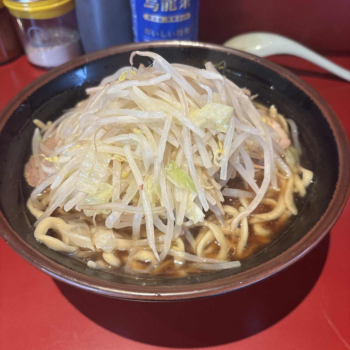 monz_jiro's tweet photo. 久々にOGKB麺1/3豚2枚そのままでお願いします🍜ノーゲスで焦るも直ぐに並び発生😅非乳化しょっぱめスープに太縮れ暴れ麺、豚さんはやや薄めながら4〜5枚🐷takeoutをスタートしてて配達員な方が結構お越しになってました。ご馳走様でした😋丸長さんはほぼ解体終了。残念です😢 https://t.co/hSwD7GgfZo