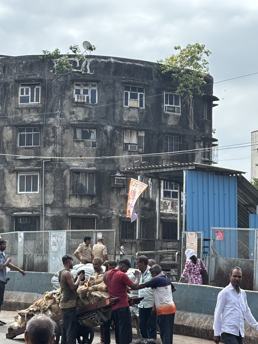 Jamilchoudhary's tweet photo. 2 out of 4 FOB has been closed at Masjid Railway station, CSMT bound is closed since 1st July, middle one is closed from today. This is creating a rush at remaining 2, if not managed properly can result into accident! 
@GM_CRly @RPFCR @mybmc @mayor_mumbai @AshwiniBhide https://t.co/pr2TZCr4Fy