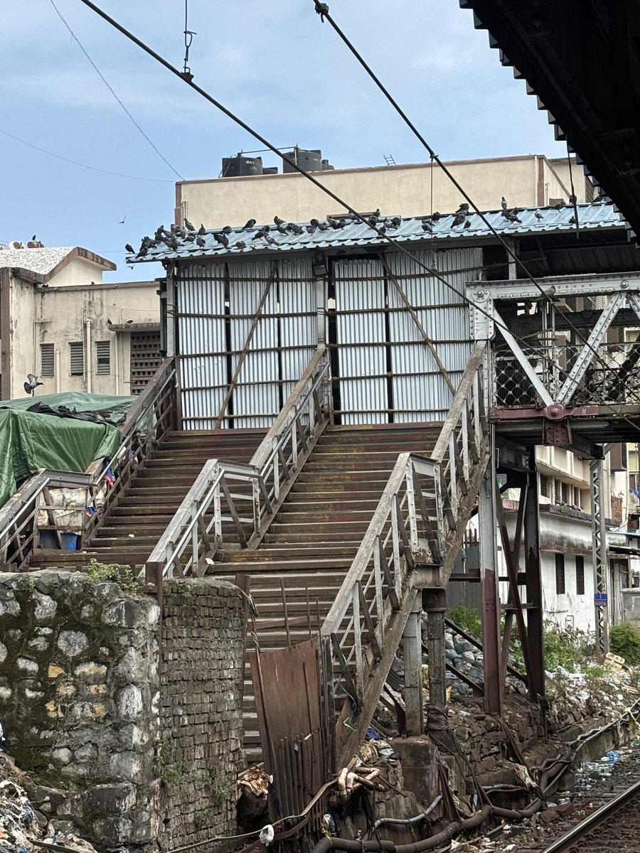 Jamilchoudhary's tweet photo. 2 out of 4 FOB has been closed at Masjid Railway station, CSMT bound is closed since 1st July, middle one is closed from today. This is creating a rush at remaining 2, if not managed properly can result into accident! 
@GM_CRly @RPFCR @mybmc @mayor_mumbai @AshwiniBhide https://t.co/pr2TZCr4Fy