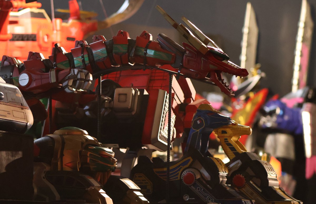 Info_ATAC's tweet photo. #全スーパー戦隊展 大阪会場の「絶景！ ミニチュア大集合！！」エリアでは、『五星戦隊ダイレンジャー』気伝獣のミニチュアが集結。ウォンタイガーが変化を果たしたということで、6体の気伝獣の同時展示は実は初めてです。ひらかたパークで見られるのは今月27日まで！

もうすぐ
閉幕だァァッ!! https://t.co/D6kB8Q2quv
