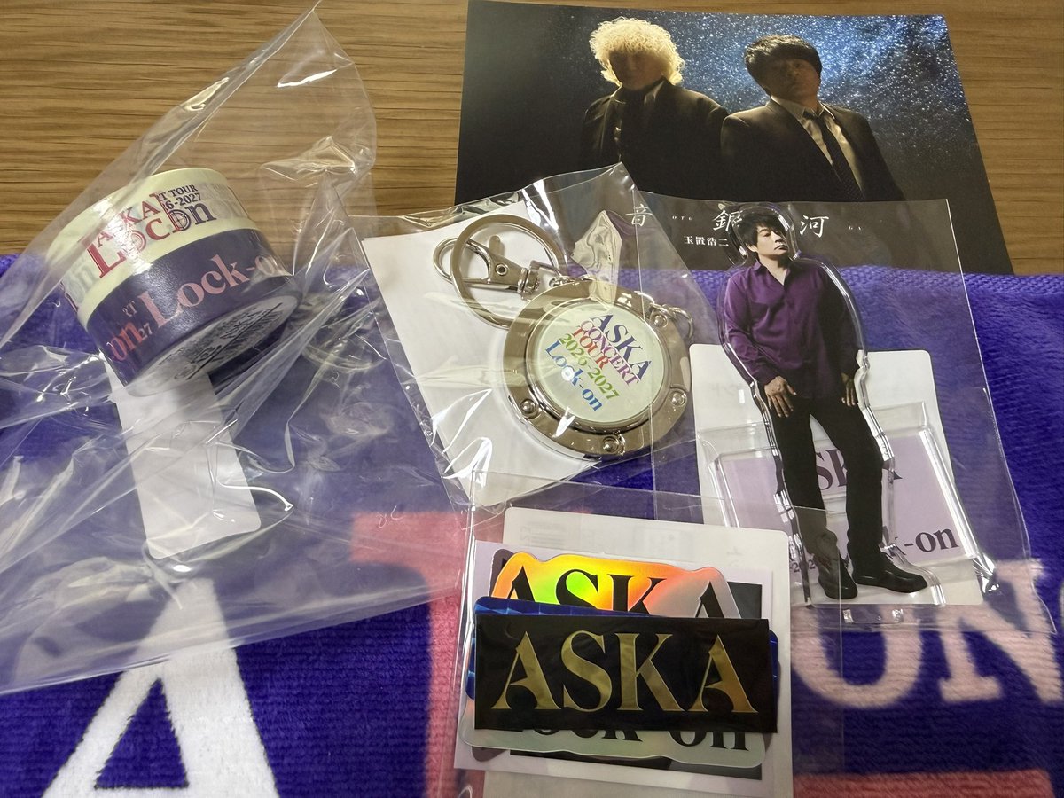 yuchico18's tweet photo. 玉置浩二・ASKA音銀河お迎えしてきました。CDショップで買うの何年振りやろ。
メガジャケと応援店のポストカード。そしてツアーグッズも届いた。バックハンガーは遠征で役立ちそう。マステは貴重すぎてきっと使えない！？

#ASKA
#玉置浩二
#音銀河
#ロックオンツアー https://t.co/8Avp1MKo4f