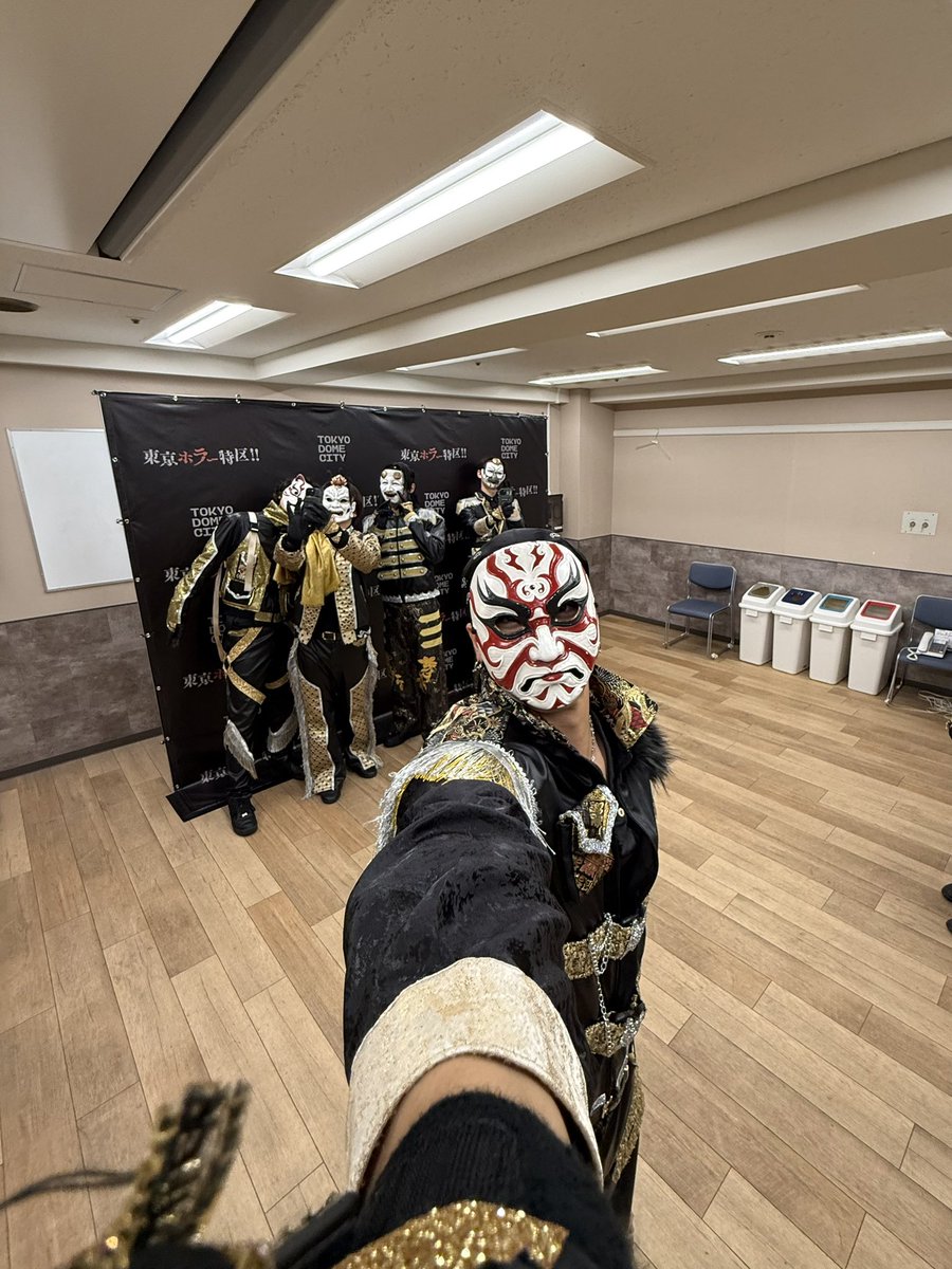 kumadori_omenz's tweet photo. 自撮りする烏天狗を撮ってる3人を撮ってる俺って写真載せようと思ったのに一向に3人の写真がアップされないので投稿。 https://t.co/fsBx3HXGIz