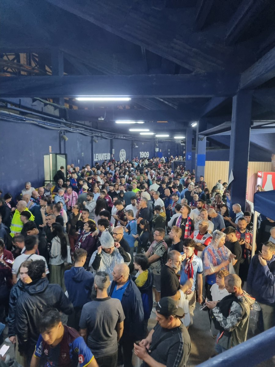 KikeSatan's tweet photo. @CarlosAyats @SinTreguaRadio Pongo foto de Gol Orriols, donde hubo un conato de avalacha de la gente que quería bajar por la escalera huyendo de la lluvia, y no podía baja porque la zona de abajo ya estaba llena https://t.co/yrgTKvcIRy