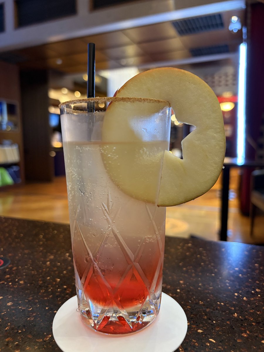 sevenseas02's tweet photo. 【期間限定カクテル🍸THE BORDER】

ジンをベースにリンゴとトニックウォーターを使った秋を感じるカクテルです

#矢沢永吉
#永ちゃん
#E_YAZAWA
#EIKICHI_YAZAWA
#YAZAWA
#DIAMONDMOON
#DIAMOND_MOON https://t.co/OoN8Jf180S