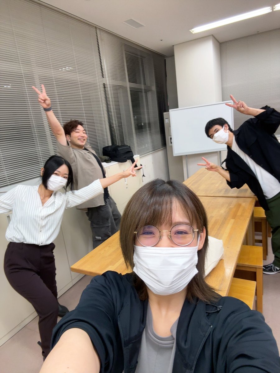 kanamyng310's tweet photo. 3日連続よろずやの日でした🎭

昨日は🆕な事を経験させてもらいました！

そしてひと仕事終えた劇団員を隠し撮り…
しようとしたらすぐバレました🤣みんなかわいい💘

それにしても
日々学ぶことがあるなー！！と感じる毎日
少しずつでも身につけていけたらいいな https://t.co/b9Ml6tBXY7