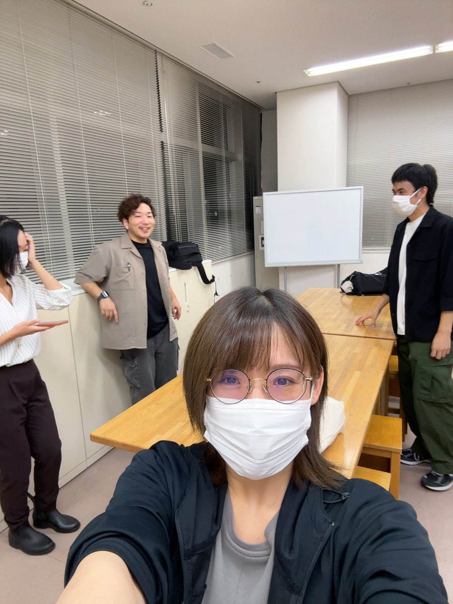 kanamyng310's tweet photo. 3日連続よろずやの日でした🎭

昨日は🆕な事を経験させてもらいました！

そしてひと仕事終えた劇団員を隠し撮り…
しようとしたらすぐバレました🤣みんなかわいい💘

それにしても
日々学ぶことがあるなー！！と感じる毎日
少しずつでも身につけていけたらいいな https://t.co/b9Ml6tBXY7