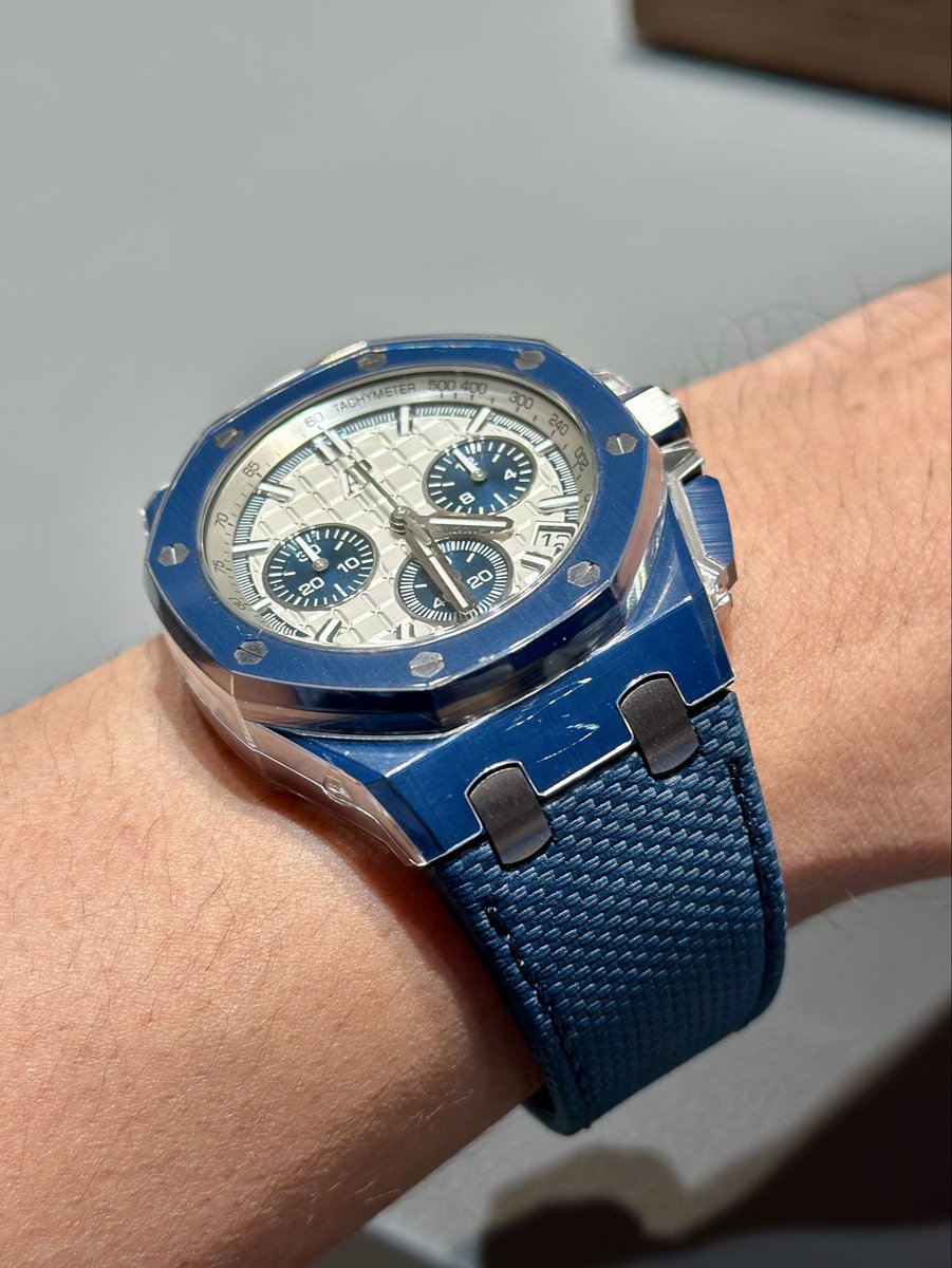Faisal_Invest's tweet photo. Had the pleasure of trying on this Royal Oak Offshore in full ceramic recently. It’s been stuck in my head ever since.

Maybe it’s because I don’t have anything like this in my collection yet. Bright, colourful, fun. The kind of watch you wear on vacation, sitting by the beach and sipping a coconut haha.

I know the Offshore collection doesn’t have a lot of fans, but I absolutely love this piece.

And honestly, 43mm on a 17cm wrist isn’t too bad, right?
