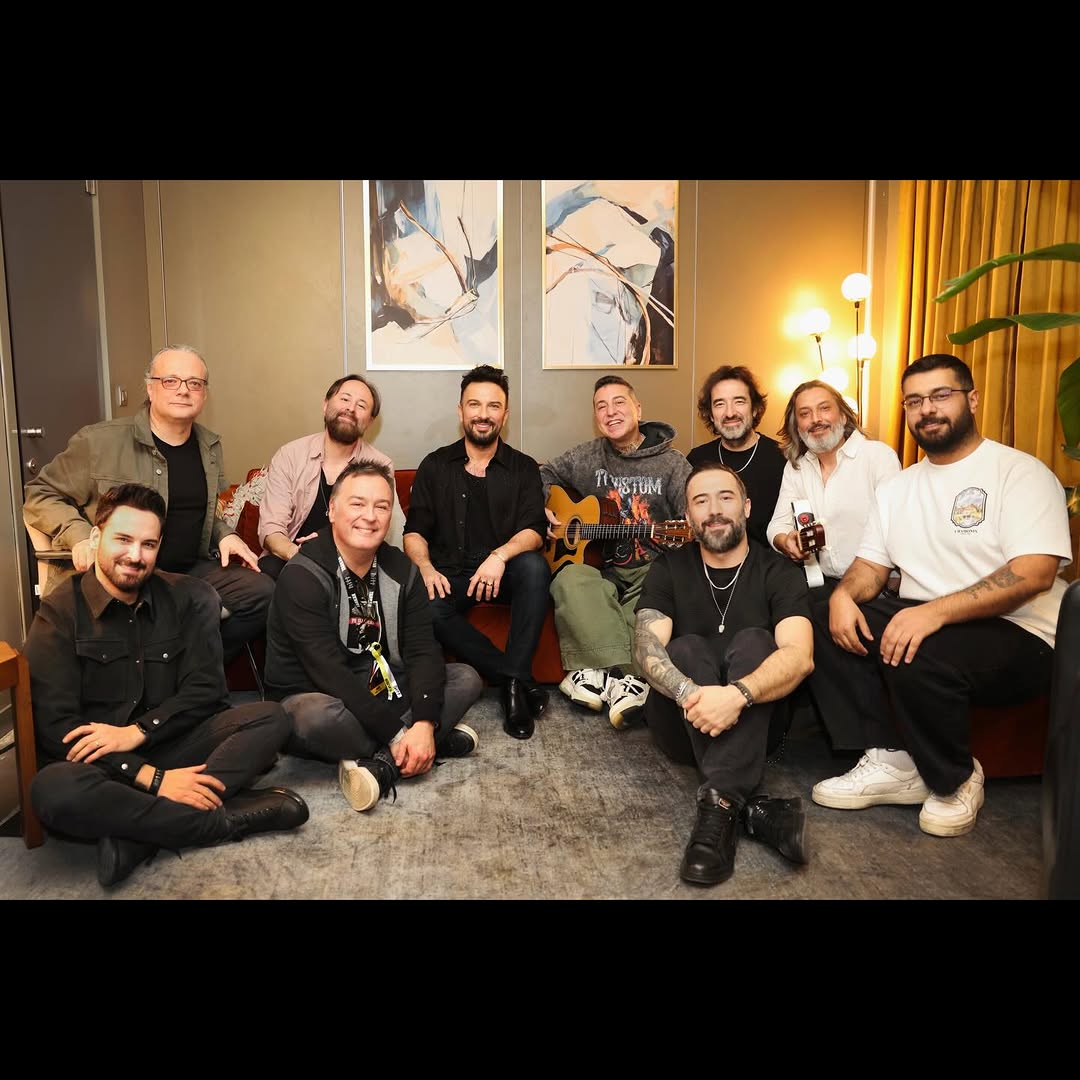 Grazy5gata's tweet photo. Canım yol arkadaşlarım, sevgili orkestram…

Geçen haftalarda İstanbul’da gerçekleştirdiğimiz konserlerde siz de gerçekten şahane olduğunuz 👍👌👏👏👏
Konserler boyunca gösterdiğiniz heyecan, işinize verdiğiniz önem, her şeyin en güzel şekilde olması için ... https://t.co/vBiLSdZLyW