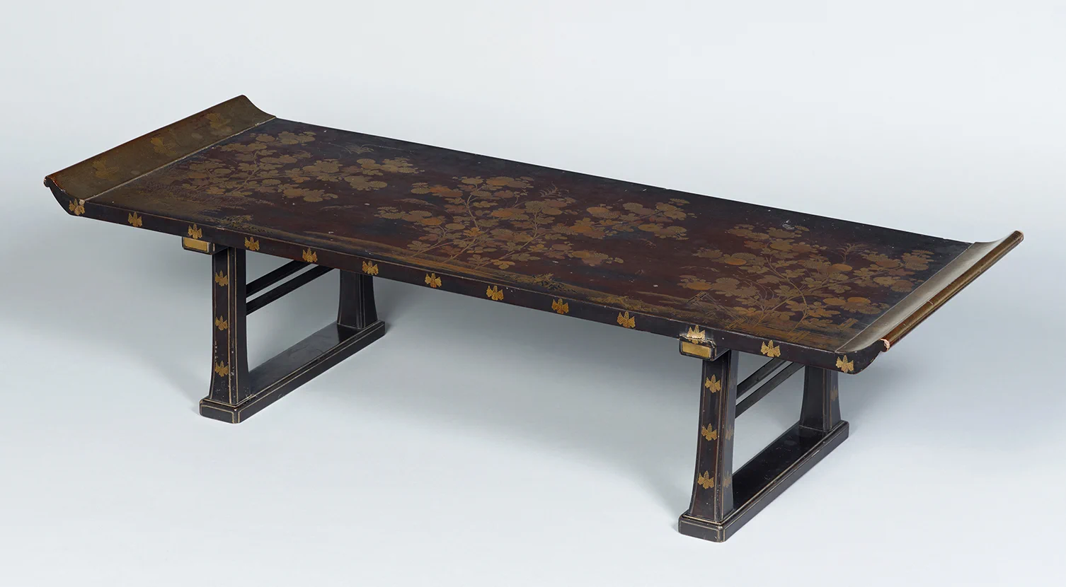 極上蒔絵文台　34.5×57×24.5㎝　東Y8-0612☆2Fトコヒ 大和文華館【公式】 on X: 