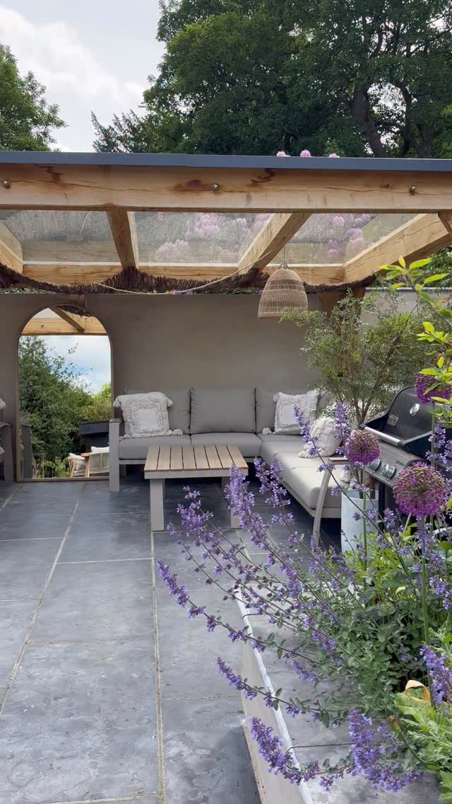VergieFingow's tweet photo. Can someone manifest the heatwave back, because this rainy day is not for me…. 😏
Great news though, my stunning @whitestores Leah Corner Sofa is coming back in stock! Gets yours because it sells out again…
Ad https://t.co/7dVAoYfYKX