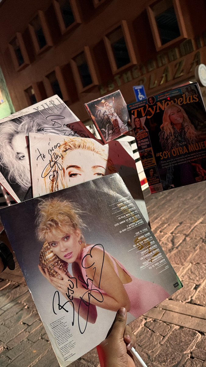 Dany2501fb's tweet photo. Cómo te amo @OficialYuri  es un privilegio poder ser tu fan❤️ 
Cumpliste uno de mis sueños al poder tener firmados algunos vinilos de mi colección. 
Eres una persona tan profesional, atenta y cariñosa con tus fans 🤧❤️

15/Sep/26 🇲🇽
#Aguascalientes #VivaMéxico https://t.co/kcMcklYJ6T