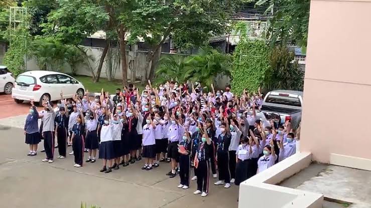 the_kimhun's tweet photo. ภาพนี้เกิดขึ้นเมื่อปี 63-64 นร หลายโรงเรียนลุกขึ้นมาต้านอำนาจเผด็จการ ปัจจุบันพวกเขาเหล่านี้เรียนจบ มหาลัย กำลังจะเป็น first jobber และอาจจะได้รับผลกระทบจากความล้มเหลวจากการบริหารประเทศตั้งแต่อีตู่ยันมาถึง รบ ปจบ อย่างน้อย น้องๆรุ่นนี้ก็ได้เข้าใจแล้วว่าการมีรัฐบาลเหี้ยๆมาบริหารประเทศจนมันพังพินาศ มันแย่แค่ไหน ส่วนอีเด็กรุ่นใหม่ ปล่อยมันค่ะ อีก 5-6 ปี ชีวิตมันก็ไม่ต่าง ถ้ามันยังไม่รู้ร้อนรู้หนาว