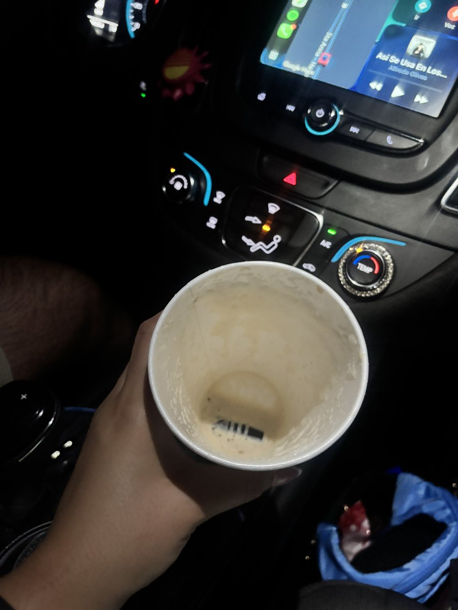 jossilvain's tweet photo. @caffenio Hola, quiero reportar algo que encontré casi al terminar mi café. Había una pieza de plástico dentro del vaso y me di cuenta casi al terminarlo 😟. https://t.co/N6xDuQbo7d