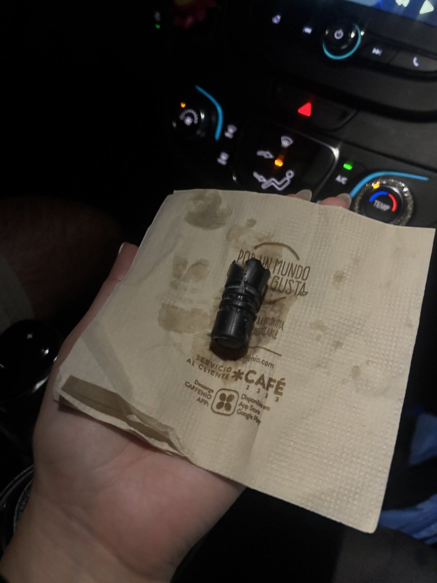 jossilvain's tweet photo. @caffenio Hola, quiero reportar algo que encontré casi al terminar mi café. Había una pieza de plástico dentro del vaso y me di cuenta casi al terminarlo 😟. https://t.co/N6xDuQbo7d