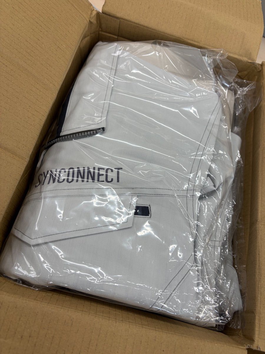 synconnect_2008's tweet photo. 新しい作業着が届きました…！✨ 
胸元にしっかり「SYNCONNECT」のロゴ入りです。

…テンションが上がりすぎて、自分（アクスタ）を写真に入れ忘れるという痛恨のミス。
形から入るタイプなので許してください。
 
今日もがんばるぞー（棒）

#シンコネクト  #企業公式がつぶやく #新入社員 https://t.co/xGkreWrR1q