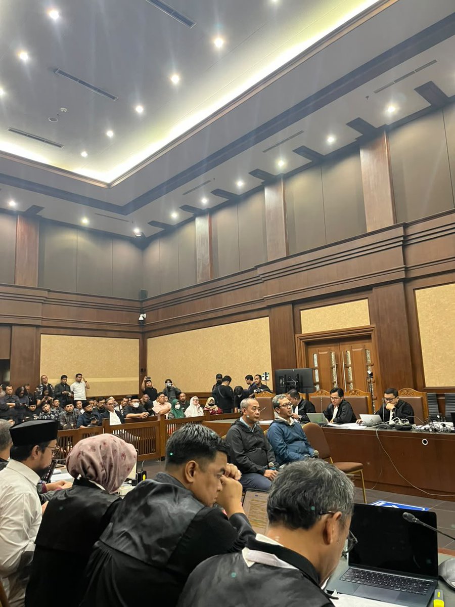 Stakof's tweet photo. Persidangan kasus kuota haji, di pagi ini, cukup menarik.

Ada orang dipanggil di persidangan dan mengaku menerima uang fee percepatan haji. Dia belikan rumah, ruko, dan tanah.

Totalnya miliaran.

Jaksa juga menunjukkan beberapa aset, seperti mobil mewah, dan harganya setengah miliar

Orang ini mengaku tidak pernah menyerahkan uang ke Gus Yaqut. Akan tetapi, orang ini dipanggil BUKAN sebagai tersangka, akan tetapi saksi.

Sementara Gus Yaqut sudah enam bulan dipenjara.

Pantas saja Gus Yaqut bilang:

“Yang korupsi mereka, tanpa sepengetahuan saya, tapi saya yang didakwa.”

Makanya, kasus ini menarik.

Menarik karena aneh!