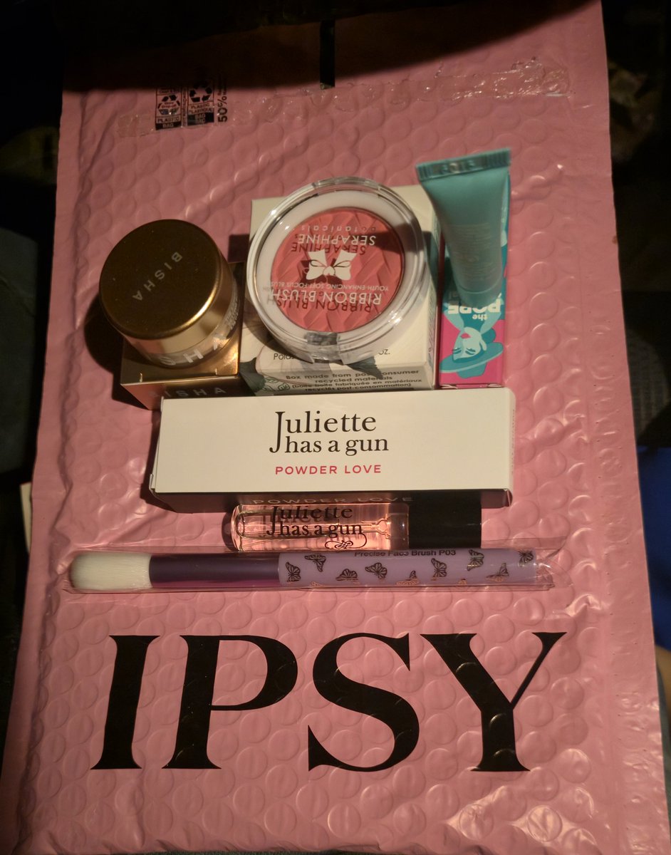 SchismZeplin's tweet photo. IPSY is totally trying to tell me something here. 
Hmm lets see..That bish Juliette has a gun! Poor Robin!
Oh.shit! Robin stay the hell away from that bitch Juliette! https://t.co/9a918v39uq