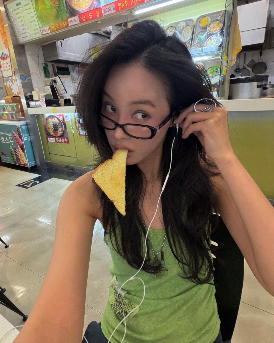 gyeongwonr's tweet photo. never thought green would suit me this much, but here i am, fabulous in a green sleeveless tee, hair down, favorite glasses on. this is just me owning it. 

p.s. don't get distracted by the ice cream in front of me https://t.co/JweKvs6tKz