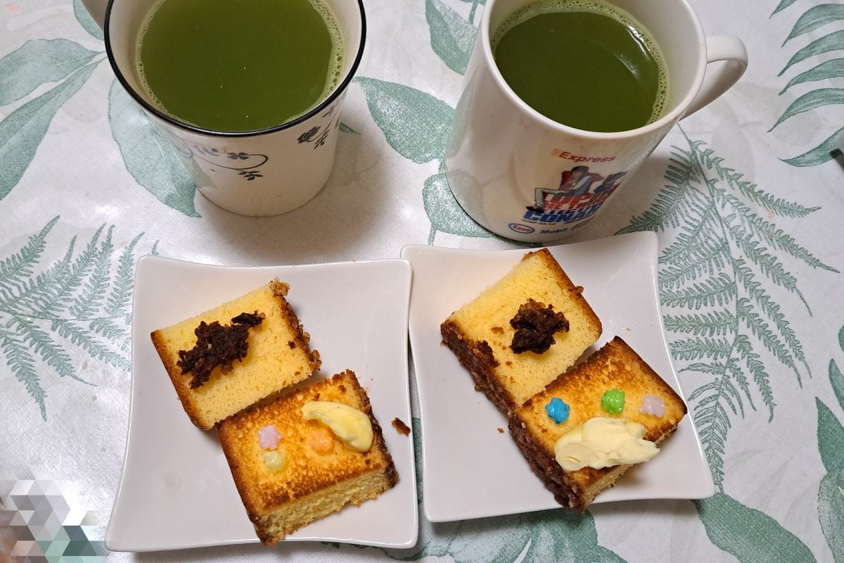 _MITORei's tweet photo. お茶のお伴は冷しカステラと金平糖を乗せリベイクしたカステラバター添。
軽くリベイク位じゃ金平糖は溶けないのだ★
↑ちょっとは溶けるかと思ってたw
カステラ底の紙、剥がしたあと綺麗に剥がし取らないと勿体ない気がするんです、はい。
#茶 #おやつ https://t.co/XTWdp1KmAI