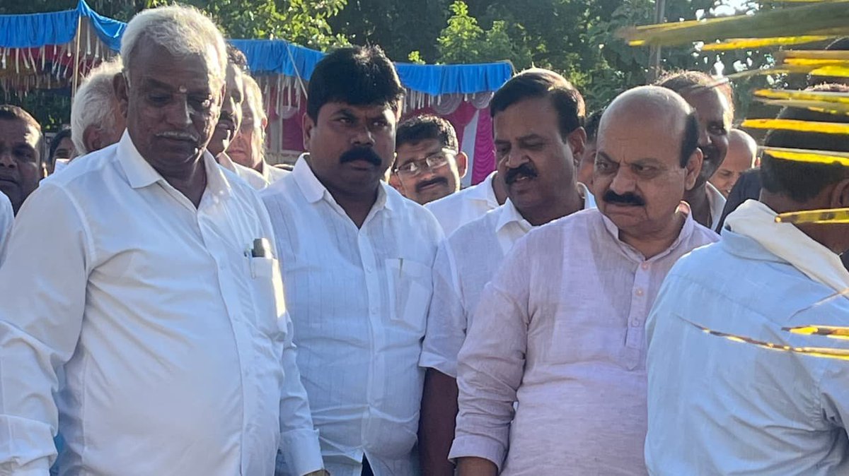 MSPatil585's tweet photo. ಬ್ಯಾಡಗಿ ವಿಧಾನಸಭಾ ಕ್ಷೇತ್ರದ ಸೂಡಂಬಿ ಗ್ರಾಮದಲ್ಲಿ ನೂತನವಾಗಿ ನಿರ್ಮಿಸಲಾದ ಆಯುಷ್ಮಾನ್ ಆರೋಗ್ಯ ಕೇಂದ್ರದ ಕಟ್ಟಡ ಉದ್ಘಾಟನಾ ಕಾರ್ಯಕ್ರಮದಲ್ಲಿ ಪಾಲ್ಗೊಳ್ಳಲಾಯಿತು.

ಈ ಸಂದರ್ಭದಲ್ಲಿ ಹಾವೇರಿ ಲೋಕಸಭಾ ಕ್ಷೇತ್ರದ ಸಂಸದರಾದ ಶ್ರೀ ಬಸವರಾಜ ಬೊಮ್ಮಾಯಿ ಅವರೂ ಸೇರಿದಂತೆ ಪ್ರಮುಖ ನಾಯಕರು ಹಾಗೂ ಸ್ಥಳೀಯ ಮುಖಂಡರು ಉಪಸ್ಥ��ತರಿದ್ದರು https://t.co/ONouayZqM8