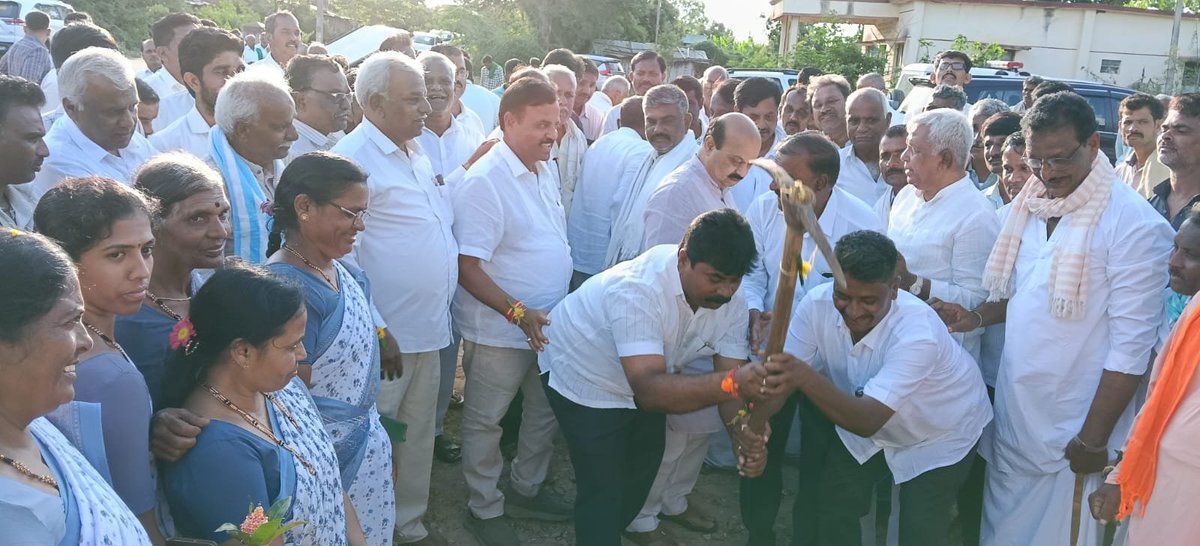MSPatil585's tweet photo. ಬ್ಯಾಡಗಿ ವಿಧಾನಸಭಾ ಕ್ಷೇತ್ರದ ಸೂಡಂಬಿ ಗ್ರಾಮದಲ್ಲಿ ನೂತನವಾಗಿ ನಿರ್ಮಿಸಲಾದ ಆಯುಷ್ಮಾನ್ ಆರೋಗ್ಯ ಕೇಂದ್ರದ ಕಟ್ಟಡ ಉದ್ಘಾಟನಾ ಕಾರ್ಯಕ್ರಮದಲ್ಲಿ ಪಾಲ್ಗೊಳ್ಳಲಾಯಿತು.

ಈ ಸಂದರ್ಭದಲ್ಲಿ ಹಾವೇರಿ ಲೋಕಸಭಾ ಕ್ಷೇತ್ರದ ಸಂಸದರಾದ ಶ್ರೀ ಬಸವರಾಜ ಬೊಮ್ಮಾಯಿ ಅವರೂ ಸೇರಿದಂತೆ ಪ್ರಮುಖ ನಾಯಕರು ಹಾಗೂ ಸ್ಥಳೀಯ ಮುಖಂಡರು ಉಪಸ್ಥ��ತರಿದ್ದರು https://t.co/ONouayZqM8