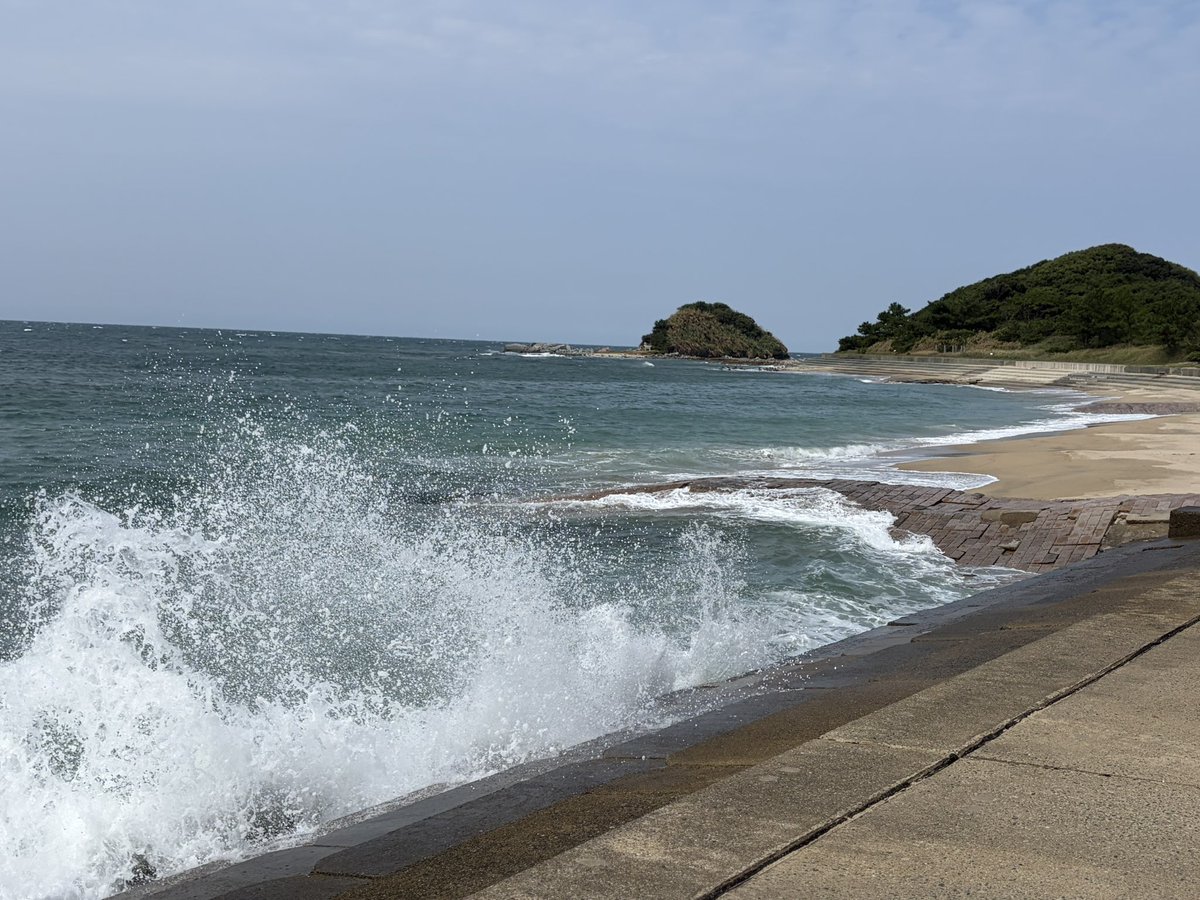 Freeman_seto's tweet photo. 金印の湯の目の前は
海沿いを歩けます。
お昼寝もしてる人が居るくらい
良い場所でした。

今日は波がすごく
鳥居まで行けませんでした⛩️

次回は外の温泉♨️に入り。
鳥居⛩️まで行きたい。
神社もあるみたい。

#神社　#鳥居　#旅
#志賀島　#福岡市 https://t.co/mBp0qDTVPX