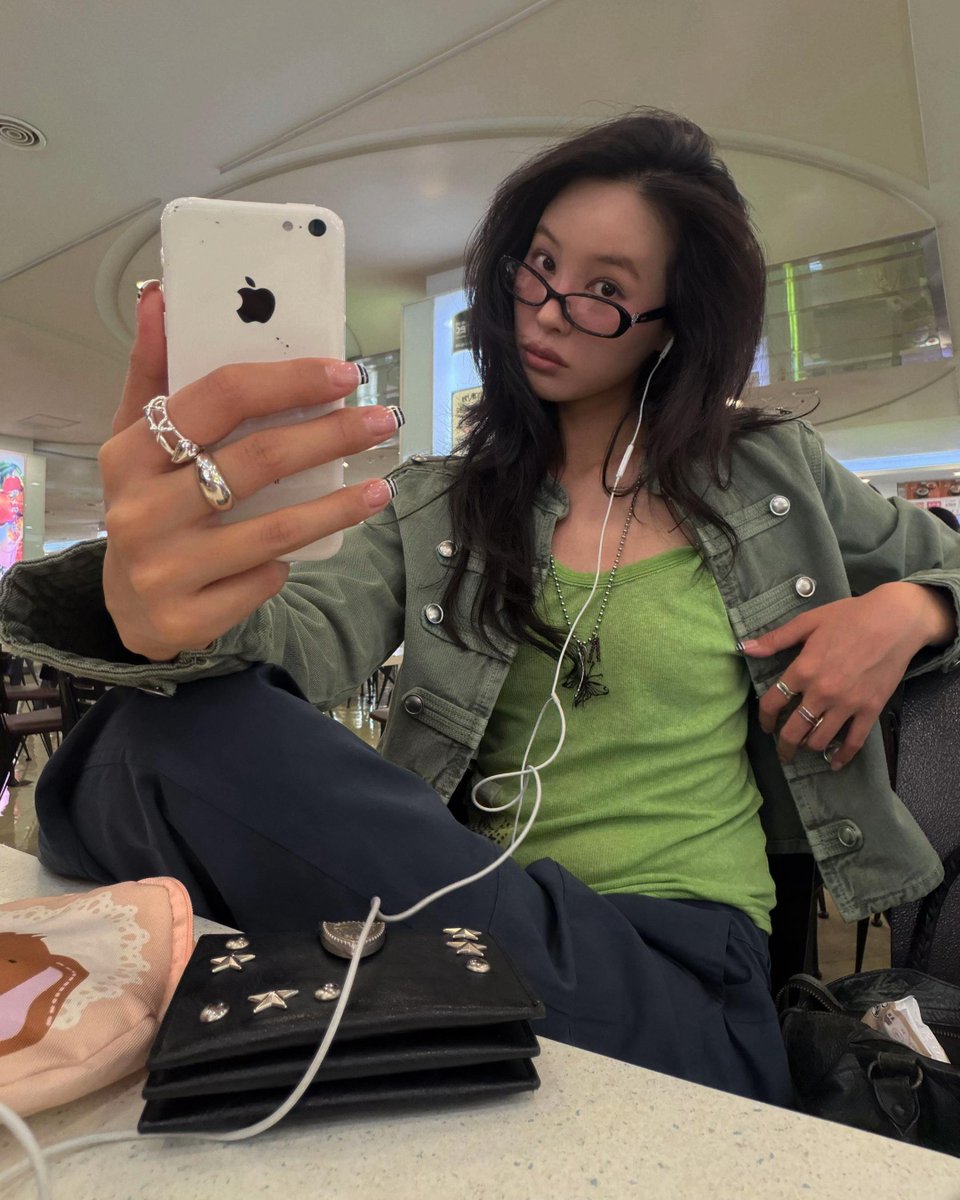 gyeongwonr's tweet photo. lowkey cute in front of myself, loving the outfit and accessories i'm wearing <3 https://t.co/zesYK7qAS6