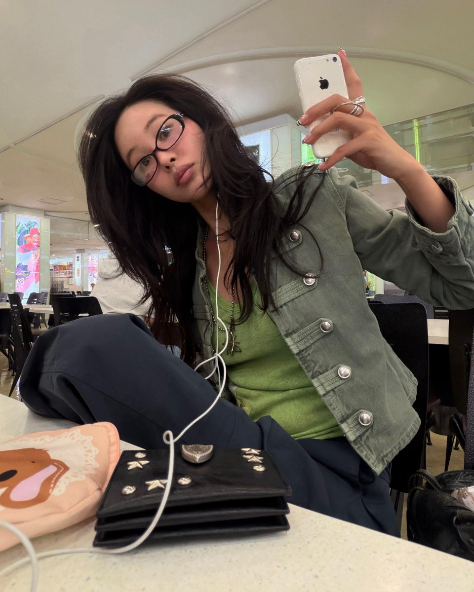 gyeongwonr's tweet photo. lowkey cute in front of myself, loving the outfit and accessories i'm wearing <3 https://t.co/zesYK7qAS6