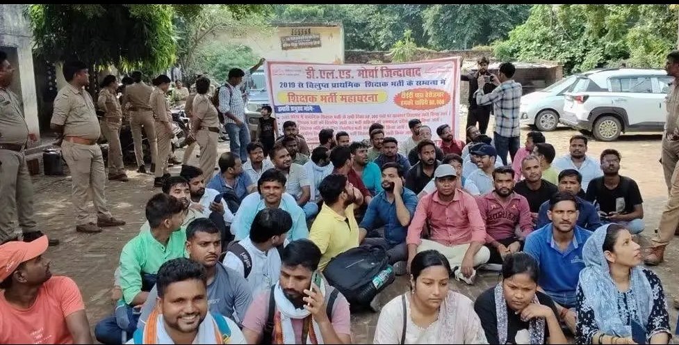 SinghPradeep011's tweet photo. साथियों धरना स्थल पर पहुंचे जल्दी सभी 60000 भर्ती की लड़ाई इतनी कम संख्या से नहीं जीती जा सकती और यह लड़ाई डीएलएड की तरफ से अंतिम लड़ाई है इसके बाद कोई धरना नहीं होगा फिर घर 11000 में बैठकर खूब पढ़ाई लिखाई करते रहना।😌😌
#बेसिक_शिक्षक_भर्ती_60000 
@myogiadityanath https://t.co/WZJqLI951S