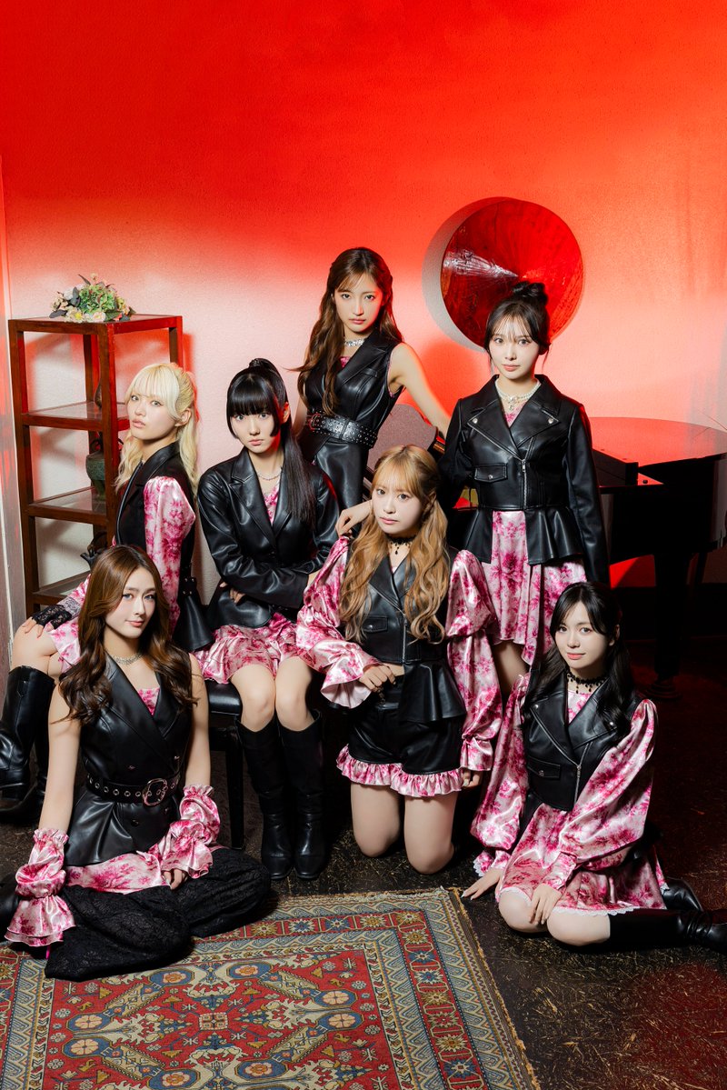 BEEEEM_NEWS's tweet photo. ◤ 裏表紙＆巻末全6ページ ◢
Girls²が『BEEEEM』vol.3に登場。

出演をオファーしたきっかけは、編集部が実際に観た日本武道館公演でした。

圧倒的なパフォーマンス。そして、親子連れや若い女性をはじめとするファンのみなさんが生み出す、客席の熱量。

ステージと客席が一体となった光景に強く惹かれ、Girls²の“今”を言葉と写真で残したいと考えました。

インタビューは、7人の話をより深く掘り下げるため、4人と3人の2組に分けて実施。

日本武道館を経て深まった絆、積み重ねてきた7年間、そして、7人で見つめるこれからについて、じっくり語ってもらいました。

撮り下ろしでは、Girls²の可愛さだけではなく、クールさとカッコよさも切り取っています。

編集スタッフのお気に入りは、雑誌の最終ページを飾るモノクロカット。最後の1ページまで、ぜひ見届けてください。

『BEEEEM』vol.3発売中

Amazon：https://t.co/R3ngbwREb9
セブンネット：https://t.co/CeOdksn58Y

#Girls2 #BEEEEM 
@Girls2_official