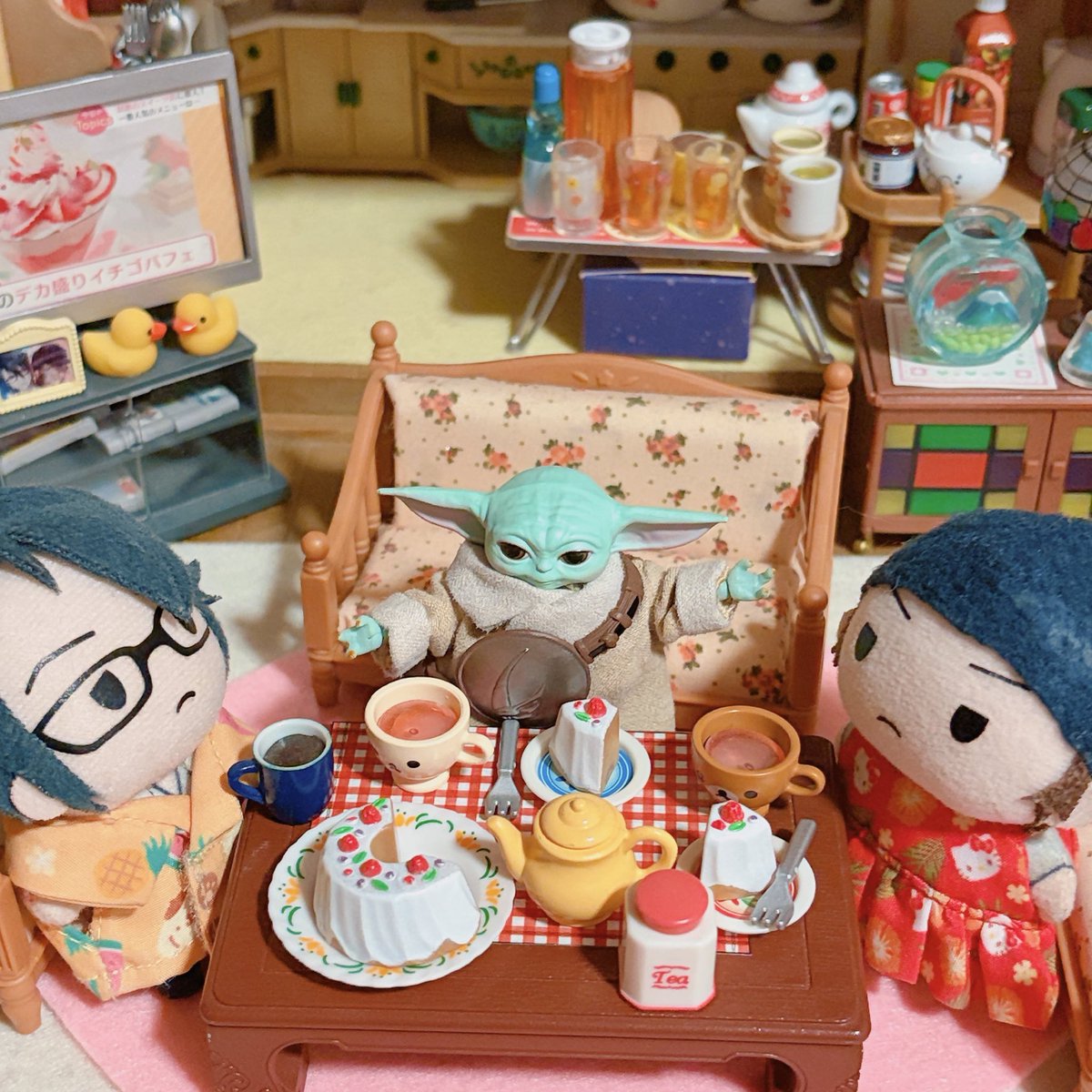 sawanunui's tweet photo. 今日のおやつはシフォンケーキ🍰
グーちゃんも嬉しそうだ😊 https://t.co/Mtg28NLVtL