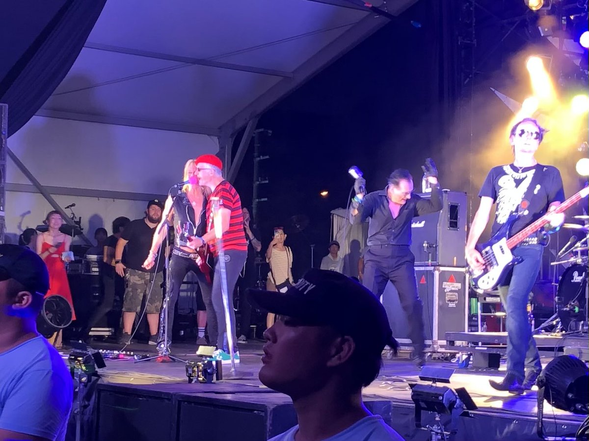 KUROIRO35608's tweet photo. 今夜はThe Damnedの大阪公演へ行きますが、2019年のサマソニ大阪では、先日来日を発表したMichael Monroeが #TheDamned のステージに飛び入りして、両方大好きな私は大興奮でした😄
大先輩に対してマイケルが遠慮しながら出て来たのが印象的でした。
※東京では共演しませんでした。
#MichaelMonroe https://t.co/n6U3KRngNx