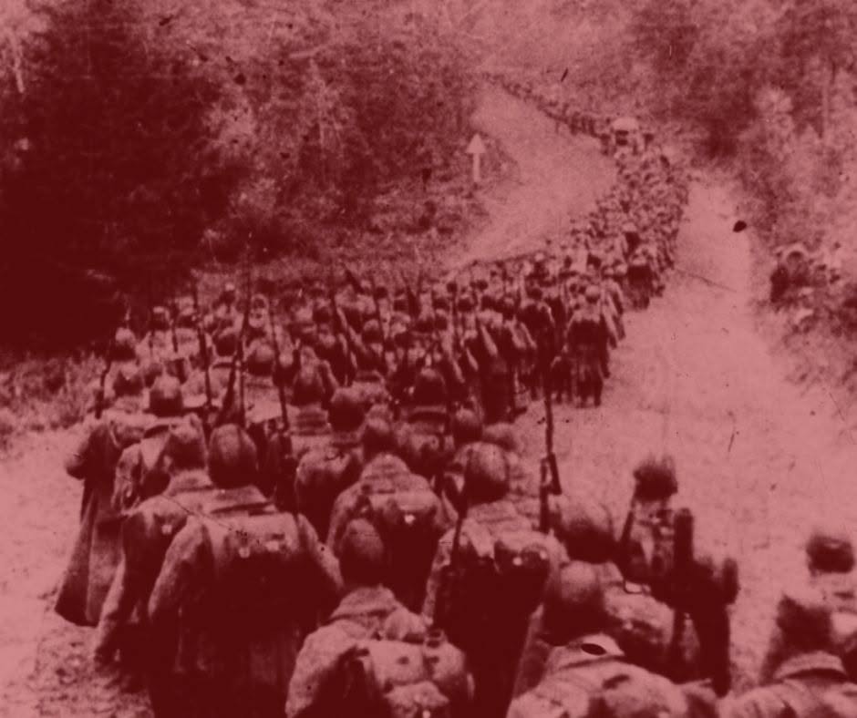 ipngovpl's tweet photo. 🟥 Czerwona zaraza rozlewa się na Polskę❗️

🗓 17 września 1939 roku Armia Czerwona bez wypowiedzenia wojny wkroczyła na teren II Rzeczpospolitej. Napaść na Polskę była częścią tajnego paktu Ribbentrop-Mołotow, zawartego przez Niemcy i Związek Sowiecki.

❗ Stalin uznał, że wszelkie układy zawarte uprzednio z Polską (w tym traktat ryski z 1921 r. i pakt o nieagresji z 1932 r.) nie obowiązują, Polska bowiem przestała istnieć. W chwili, gdy zastępca komisarza ludowego spraw zagranicznych Potiomkin odczytywał ambasadorowi Grzybowskiemu treść noty dyplomatycznej, Armia Czerwona rozpoczęła już zbrojną napaść na całej długości wschodniej granicy II RP.

🇵🇱 💪 W wielu punktach wzdłuż granicy oraz w głębi polskiego terytorium, m. in. pod Kowlem, Sarnami, Baranowiczami, Dubnem, Oranami i Tarnopolem, agresorowi opór stawiały oddziały Korpusu Ochrony Pogranicza i Wojska Polskiego. Do rangi symbolu urosła obrona Grodna (20–21 września). W dniach 18–19 września broniło się Wilno. Pod Lwów pierwsze jednostki sowieckie dotarły w nocy z 18 na 19 września.

🟥 21 września 1939 r. dowództwo obrony Lwowa rozpoczęło pertraktacje z Sowietami i dzień później, 22 września, podpisano protokół o przekazaniu miasta Armii Czerwonej. Mimo zagwarantowania w tym dokumencie nietykalności oficerom polskim opuszczającym miasto, Sowieci aresztowali ich, a następnie wysłali w głąb Rosji. Trafili oni głównie do obozu w Starobielsku i zostali zamordowani w Katyniu, Charkowie i Kalininie (Zbrodnia Katyńska).

🟥 W ślad za oddziałami Armii Czerwonej na tereny polskie wkraczały oddziały specjalne NKWD. Zaczęły się masowe aresztowania i egzekucje lokalnych elit zgodnie z przygotowanymi uprzednio listami proskrypcyjnymi. Ziemie polskie zalał czerwony terror❗

📷 Zobacz zdjęcia z sowieckiej inwazji na Polskę➡ https://t.co/Qsl6icQmuT
