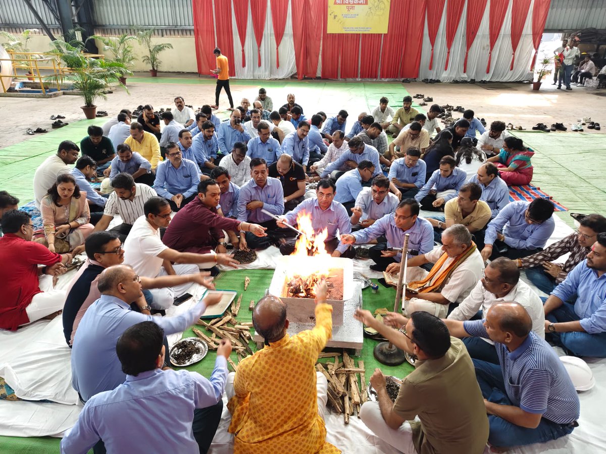 NalwaSteel's tweet photo. निर्माण व शिल्प कला के देवता भगवान श्री विश्वकर्मा जी की जयंती पर नलवा स्टील की ओर से आप सभी को हार्दिक शुभकामनाएं। 
भगवान विश्वकर्मा की कृपा से हमारे उद्योग, तकनीक और राष्ट्र निर्माण के प्रयास निरंतर प्रगति की ओर अग्रसर रहें, यही हमारी प्रार्थना है । @JindalSteel_In https://t.co/GJI2Y1zPta