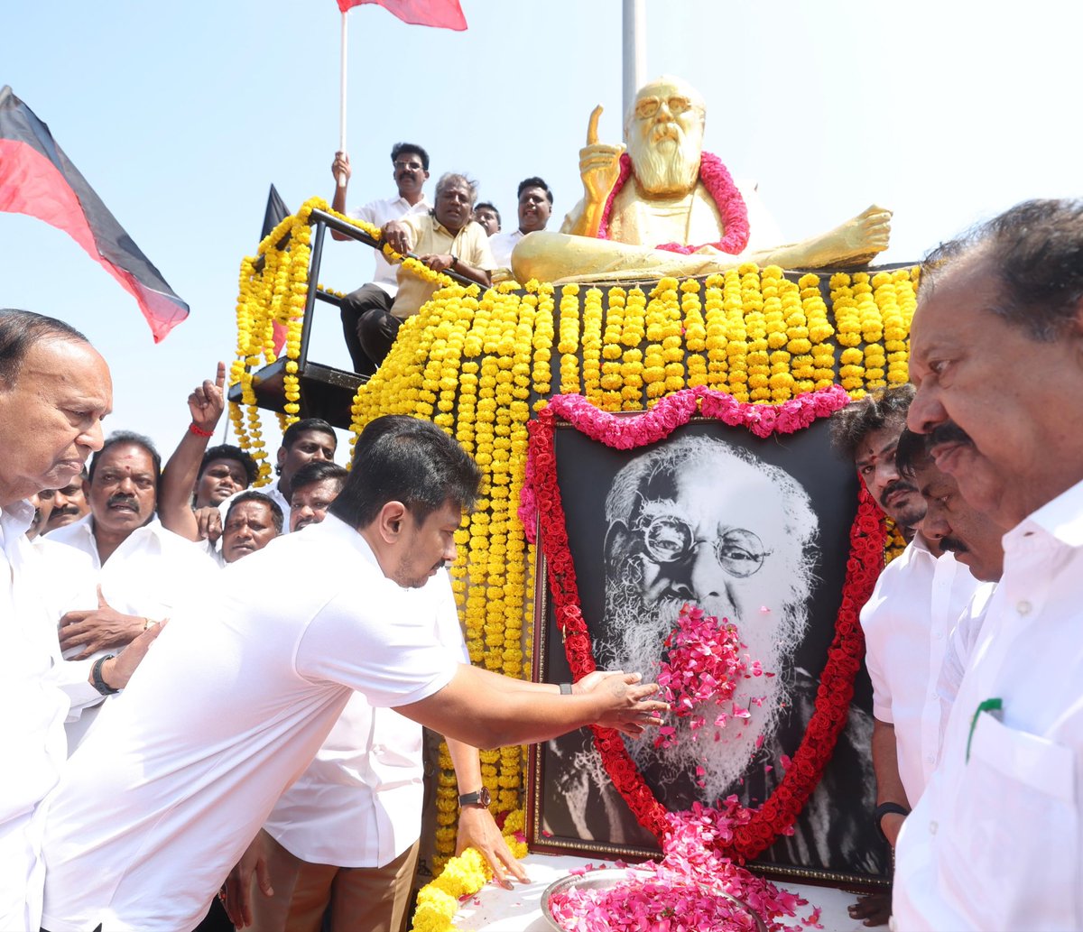 Udhaystalin's tweet photo. பகுத்தறிவு பகலவன் தந்தை பெரியார் அவர்களின் 148-ஆவது பிறந்த நாளை முன்னிட்டு அண்ணா சாலை சிம்சன் அருகேயுள்ள தந்தை பெரியாரின் திருவுருவச்சிலைக்கு அருகே பெரியாரின் திருவுருவப்படத்திற்கு கழகத்தலைவர் @mkstalin அவர்களுடன் இணைந்து மரியாதைச் செலுத்தினோம்.

பெரியாரின் கொள்கைகளை வென்றெடுப்போம் - சமூக நீதி காப்போம்!!

#சமூகநீதிநாள் #SocialJusticeDay #PeriyarForever