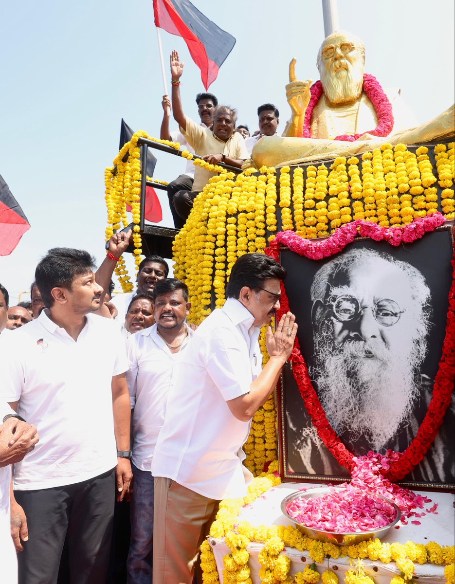 Udhaystalin's tweet photo. பகுத்தறிவு பகலவன் தந்தை பெரியார் அவர்களின் 148-ஆவது பிறந்த நாளை முன்னிட்டு அண்ணா சாலை சிம்சன் அருகேயுள்ள தந்தை பெரியாரின் திருவுருவச்சிலைக்கு அருகே பெரியாரின் திருவுருவப்படத்திற்கு கழகத்தலைவர் @mkstalin அவர்களுடன் இணைந்து மரியாதைச் செலுத்தினோம்.

பெரியாரின் கொள்கைகளை வென்றெடுப்போம் - சமூக நீதி காப்போம்!!

#சமூகநீதிநாள் #SocialJusticeDay #PeriyarForever