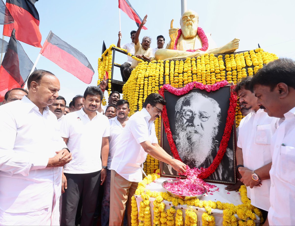 Udhaystalin's tweet photo. பகுத்தறிவு பகலவன் தந்தை பெரியார் அவர்களின் 148-ஆவது பிறந்த நாளை முன்னிட்டு அண்ணா சாலை சிம்சன் அருகேயுள்ள தந்தை பெரியாரின் திருவுருவச்சிலைக்கு அருகே பெரியாரின் திருவுருவப்படத்திற்கு கழகத்தலைவர் @mkstalin அவர்களுடன் இணைந்து மரியாதைச் செலுத்தினோம்.

பெரியாரின் கொள்கைகளை வென்றெடுப்போம் - சமூக நீதி காப்போம்!!

#சமூகநீதிநாள் #SocialJusticeDay #PeriyarForever