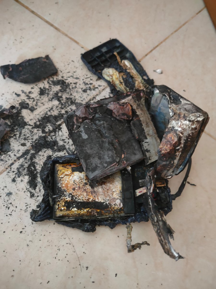 D_Martavia's tweet photo. @ArsealFaizal Biasanya powerbank, klo udh melendung mending buang. Tiba2 ntar meledak kebakar, ini real pengalaman pribadi. Rumah gw hampir kebakaran soalnya wkwkw https://t.co/fOo2rC6t28