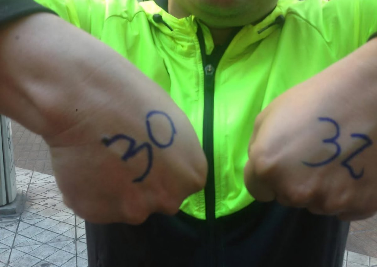 r0tten__b's tweet photo. hace un poco mas de 12 años mi papa figuraba haciendo una fila eterna para comprar entradas para 1D, creo que si el no me hubiera comprendido en mi etapa de fan girl no me mantendría firme en estos años q ya toi mas vieja, encontré estas fotos y me bajo la nostalgia ❤️😭 https://t.co/gt36GoLsJ3