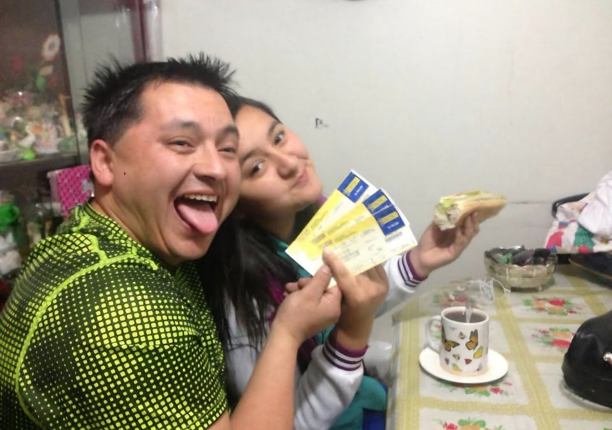 r0tten__b's tweet photo. hace un poco mas de 12 años mi papa figuraba haciendo una fila eterna para comprar entradas para 1D, creo que si el no me hubiera comprendido en mi etapa de fan girl no me mantendría firme en estos años q ya toi mas vieja, encontré estas fotos y me bajo la nostalgia ❤️😭 https://t.co/gt36GoLsJ3