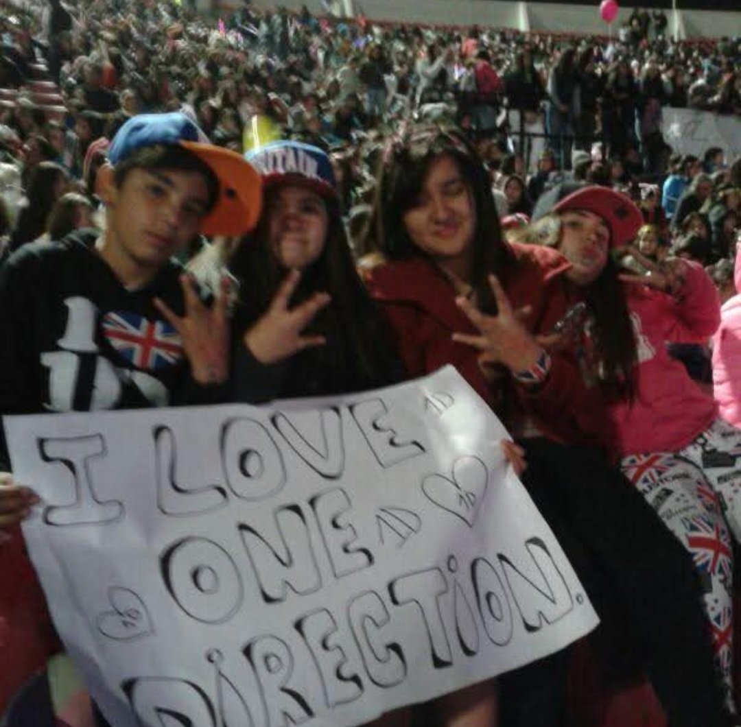r0tten__b's tweet photo. hace un poco mas de 12 años mi papa figuraba haciendo una fila eterna para comprar entradas para 1D, creo que si el no me hubiera comprendido en mi etapa de fan girl no me mantendría firme en estos años q ya toi mas vieja, encontré estas fotos y me bajo la nostalgia ❤️😭 https://t.co/gt36GoLsJ3