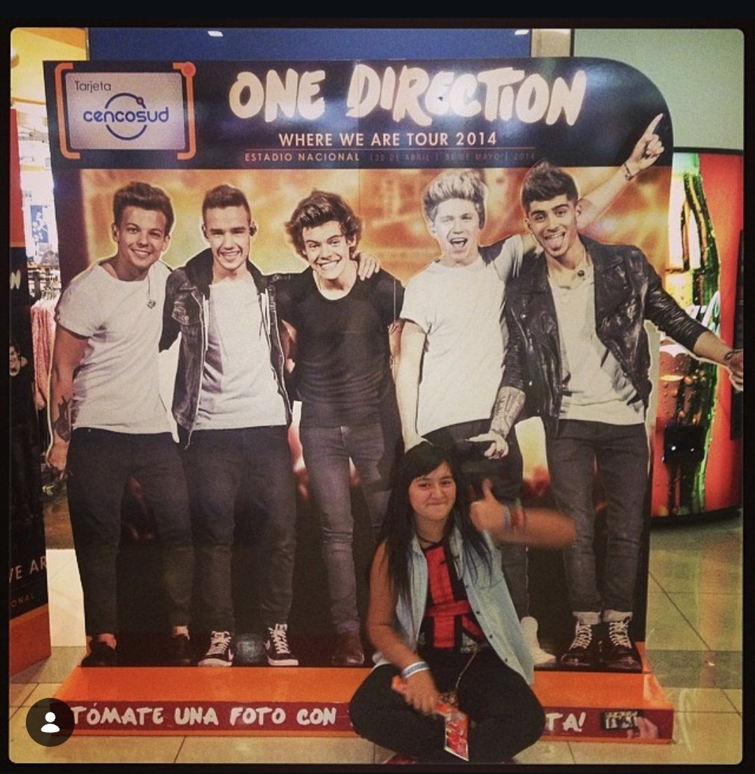 r0tten__b's tweet photo. hace un poco mas de 12 años mi papa figuraba haciendo una fila eterna para comprar entradas para 1D, creo que si el no me hubiera comprendido en mi etapa de fan girl no me mantendría firme en estos años q ya toi mas vieja, encontré estas fotos y me bajo la nostalgia ❤️😭 https://t.co/gt36GoLsJ3