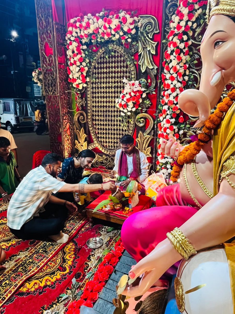 JainamBaid3's tweet photo. वार्ड 37, महावीर वार्ड में गजकर्ण गणेश समिति एवं मोरया गणेश उत्सव समिति के पंडाल में विघ्नहर्ता भगवान गणेश के दर्शन कर विधिवत पूजन-अर्चन किया।

इस अवसर पर सभी के सुख, समृद्धि एवं खुशहाली की कामना की। भगवान गणेश की कृपा सभी पर बनी रहे।

गणपति बप्पा मोरया! मंगलमूर्ति मोरया! https://t.co/cE2zLWh31k