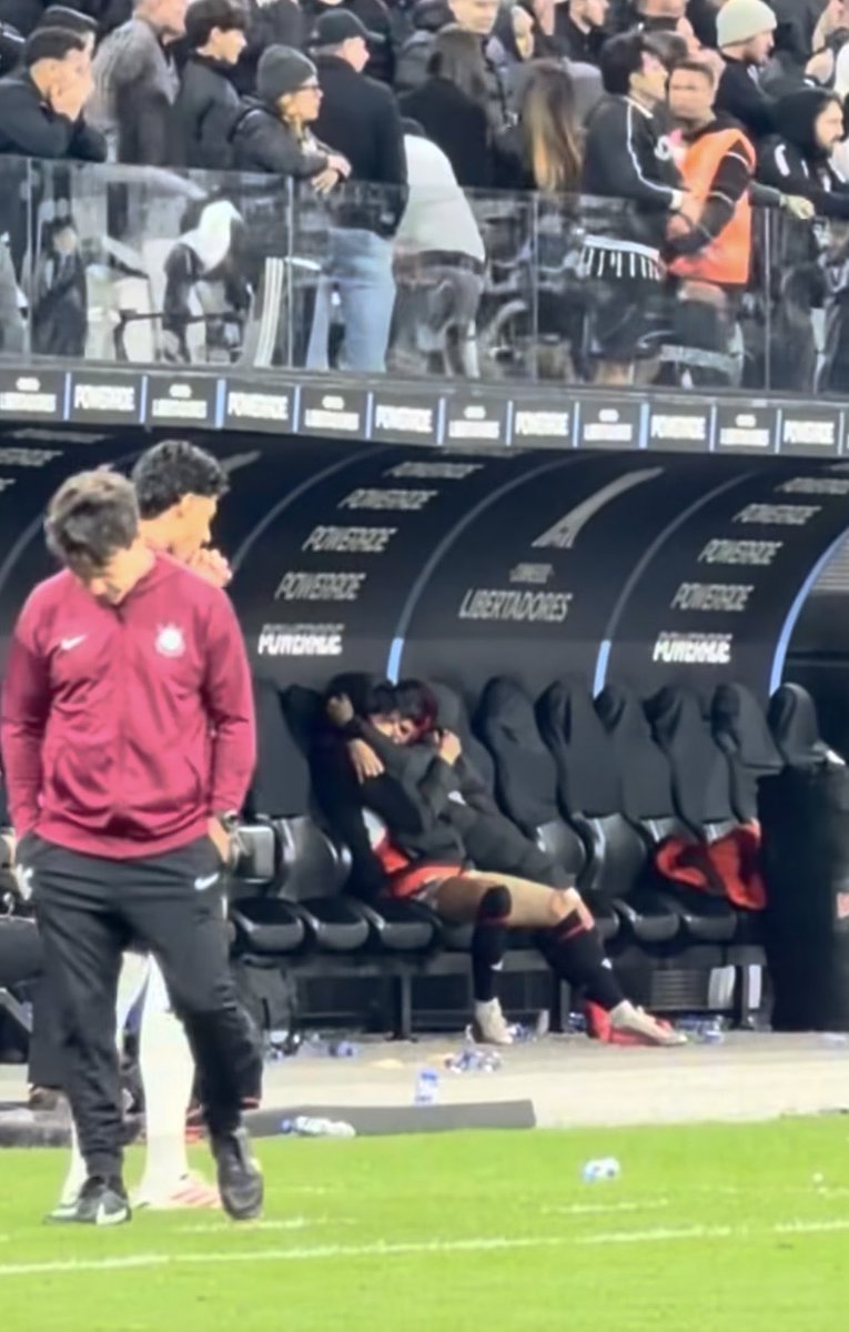 rivaspablo's tweet photo. Esto es #EDLP . PIEL DE GALLINA. Depay la acaba de volar en el penal, Tobio Burgos no se movió de al lado del Tucu (El resto salió corriendo para festejar) El pibe se quedó a darle un abrazo enorme a un referente que lesionado no podía moverse. TE AMO ESTUDIANTES 🇦🇹🦁 https://t.co/OQyUI9SGXG