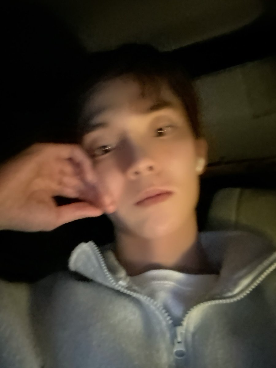 deobimom's tweet photo. #Q #큐 sent these photos https://t.co/OnxNQTyJty