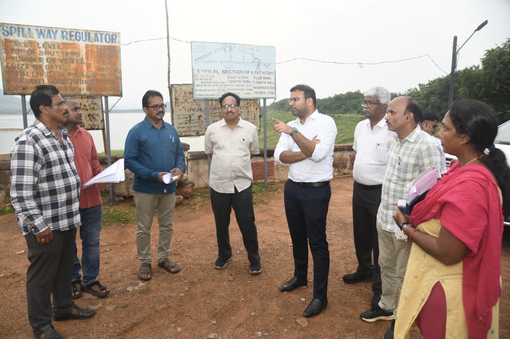 CDMA_Municipal's tweet photo. @GVMC_VISAKHA  Commissioner Kethan Garg inspected Meghadri Gedda Reservoir and directed officials to assess water availability, conduct a drone survey and prepare a development plan to strengthen the city’s drinking water supply.

#Visakhapatnam #WaterManagement https://t.co/EVi5sJp13E